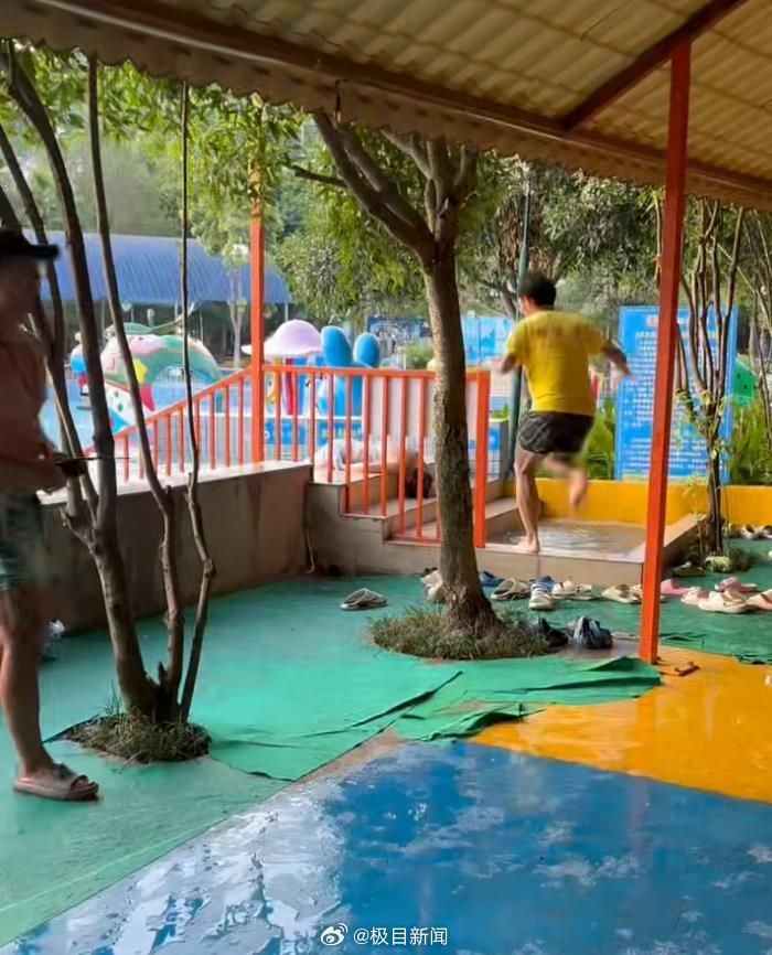 嚇死人！重慶水上樂園泳客觸電倒地　救生員也被電到彈飛逃跑