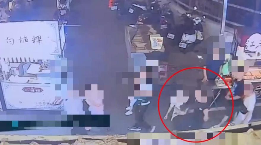 影/南雅夜市2男爆肢體衝突　刺青男挑釁反遭擊倒