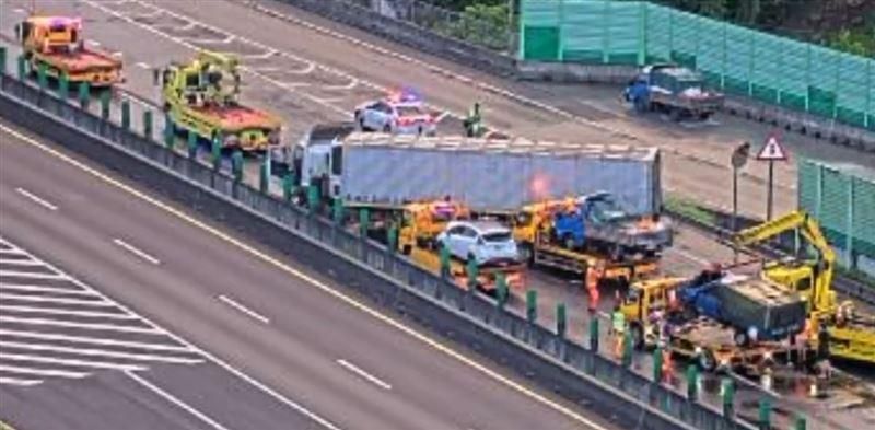 悚！國1爆慘劇「4大小車追撞擠壓」　2人緊急送醫