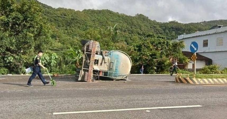宜蘭頭城嚴重車禍！大型水泥車「整輛翻覆」