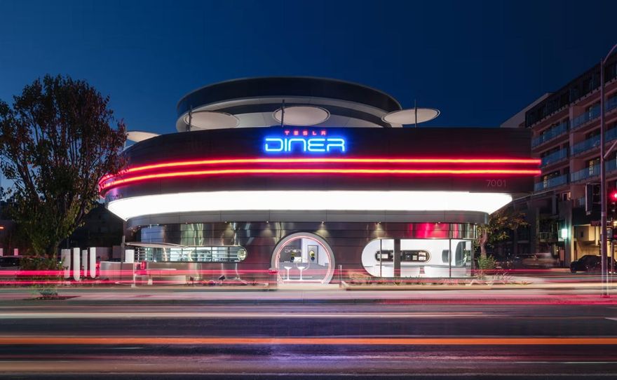 影/馬斯克進軍餐飲！Tesla Diner洛城開業　首日「6小時賺百萬」