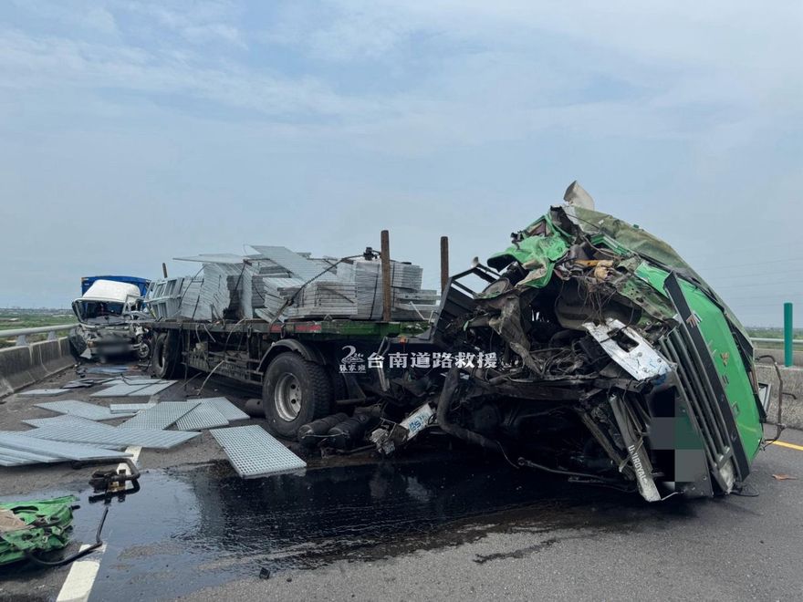 影/台84線重大車禍！碎裂變形「車頭下半不見」全線封閉