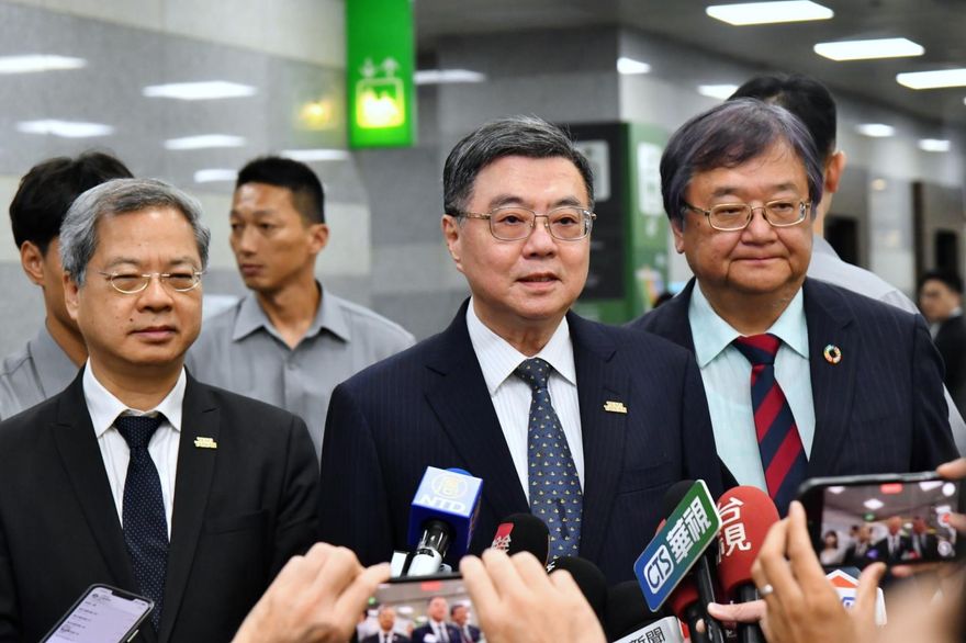 卓榮泰態度髮夾彎傳不擋普發現金　網狠酸：又沒違憲了？