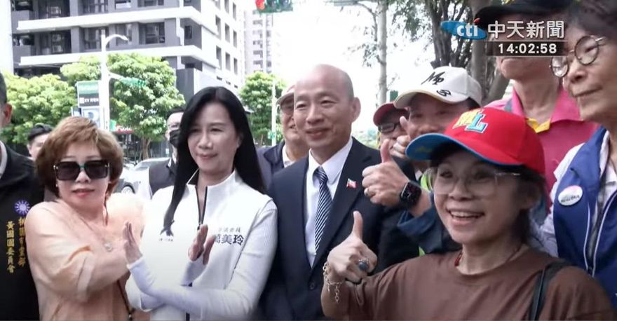 陪同車掃遇大雨！萬美玲貼心拿帽子　韓國瑜神回：我這頭防水