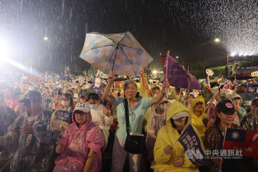 罷團齊聚凱道　風雨中高喊：726投同意