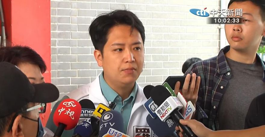 不斷更新/台中立委罷免不過　羅廷瑋高興抱起支持者