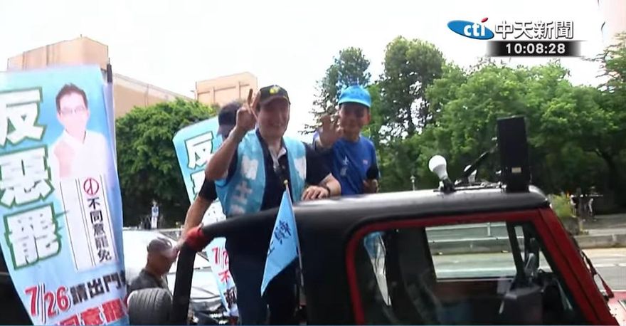 陪同賴士葆車隊掃街　馬英九笑稱感覺很好：很久沒站了有點懷念