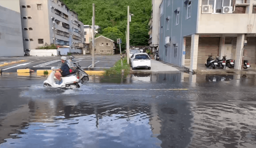 小心！高雄哨船頭環港道路「海水倒灌」　路陷、積水難行