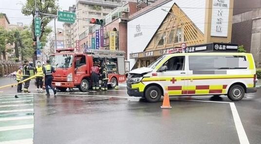 桃園消防局救護車執勤中車禍　擦撞小貨車3人傷