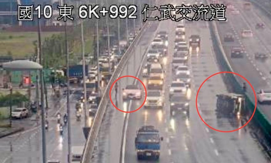 國10 仁武段追撞車禍　1車翻覆側躺內車道