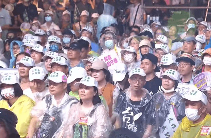 罷團聚集立院外「守夜」集會　盼催罷免同意票