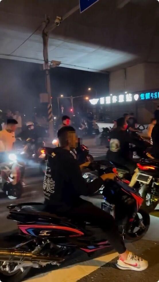 影/新豐休息站慘變「新竹89猴園」！百人改裝飆車亂飆