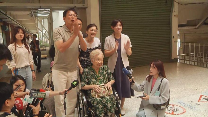 腳好一點了！柯媽媽坐輪椅現身投票所投票