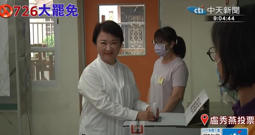 台中一早飄雨　盧秀燕前往投票、幫選務人員撿水瓶