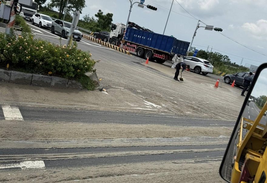 影/「屎路一條」新市污泥太空包爆裂灑滿地　現場臭翻天大崩潰