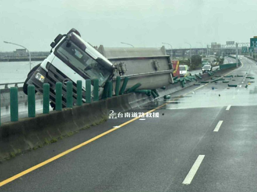 影/全線封閉中！台61線油罐車撞分隔島「化學物質外洩」