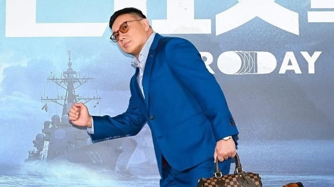 杜汶澤穿「台灣」去投票！比勝利手勢　嗨喊：聞到自由的空氣