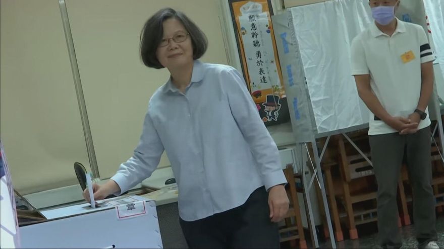 蔡英文前總統現身投票！被問這事笑而不語