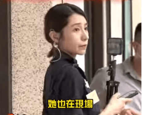 冷豔+燦笑「制止」！　女警現身投票所超吸睛
