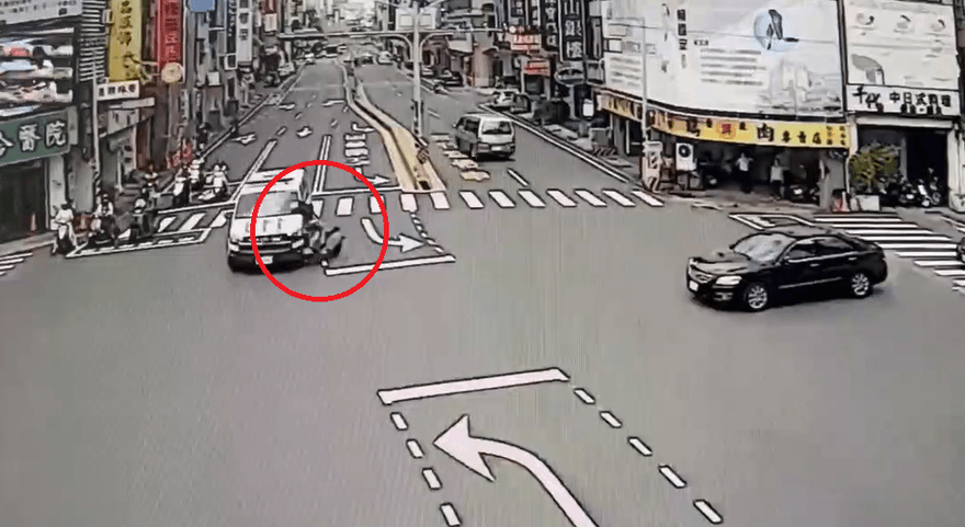 影/撞擊瞬間曝！台南機車撞救護車　19歲女騎士重傷