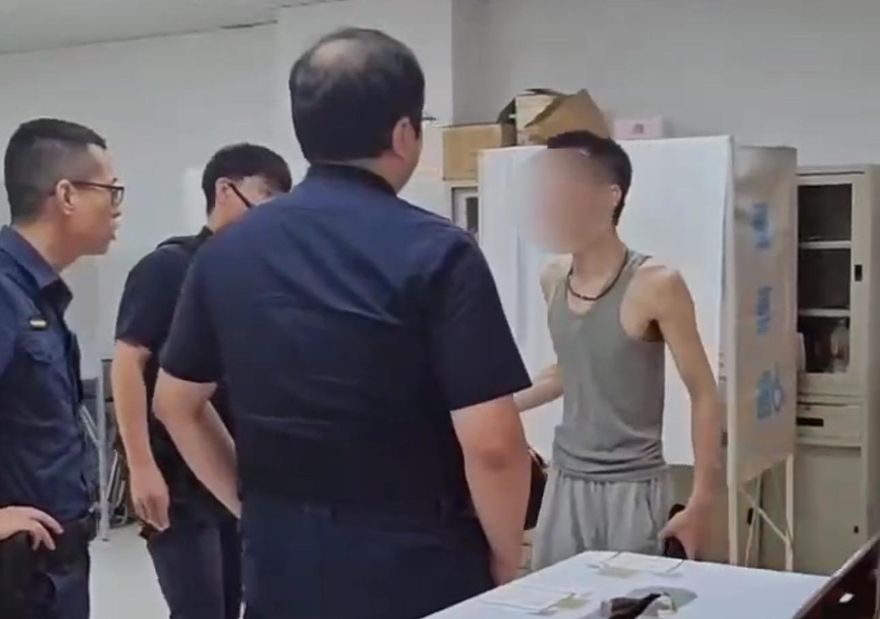 影/中和男隱匿選票破壞票匭又嗆警　警壓制逮人