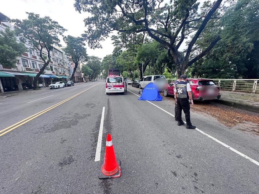 影/高雄爆死亡車禍！機車追撞大貨車　菲籍女騎士魂斷異鄉