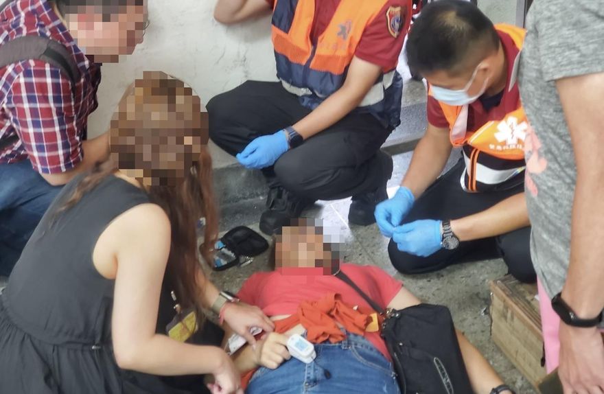 徐巧芯選區投票所驚傳意外　女子突倒地送醫急救
