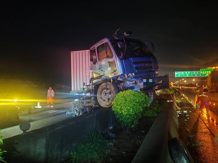 國1嚴重車禍！物流車衝上內側護欄釀追撞