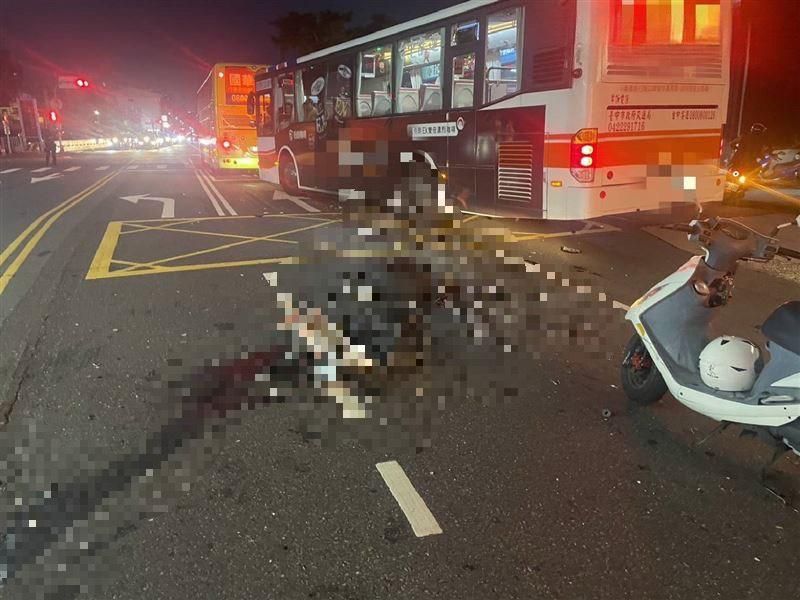 影/台中公車慘遭「逆向高速對撞」！車頭毀再引發「第二撞」