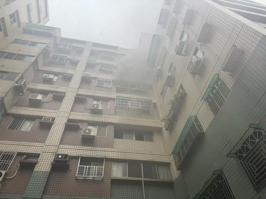影/廚房燒起來！潭子大樓祝融噴火舌　社區住戶急疏散