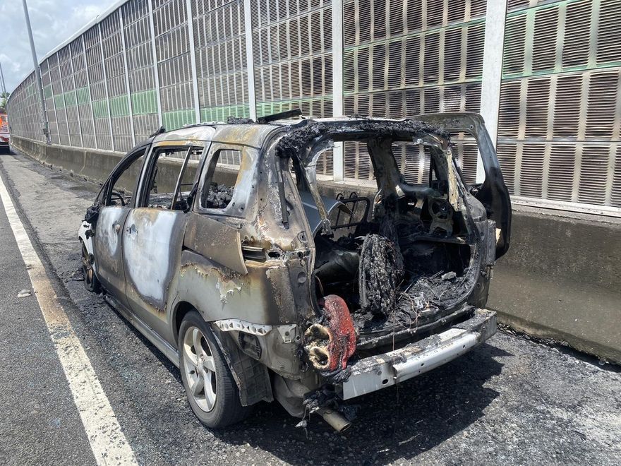 開一半變火球！國1鼎金段恐怖火燒車　小客車淪廢鐵