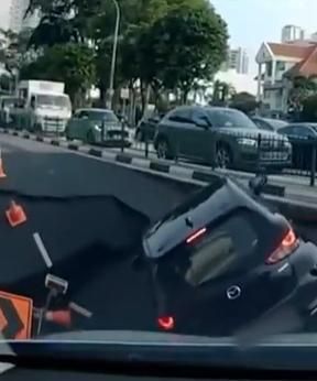 影/天坑吞人！星國道路塌陷波及汽車掉落　恐怖畫面曝