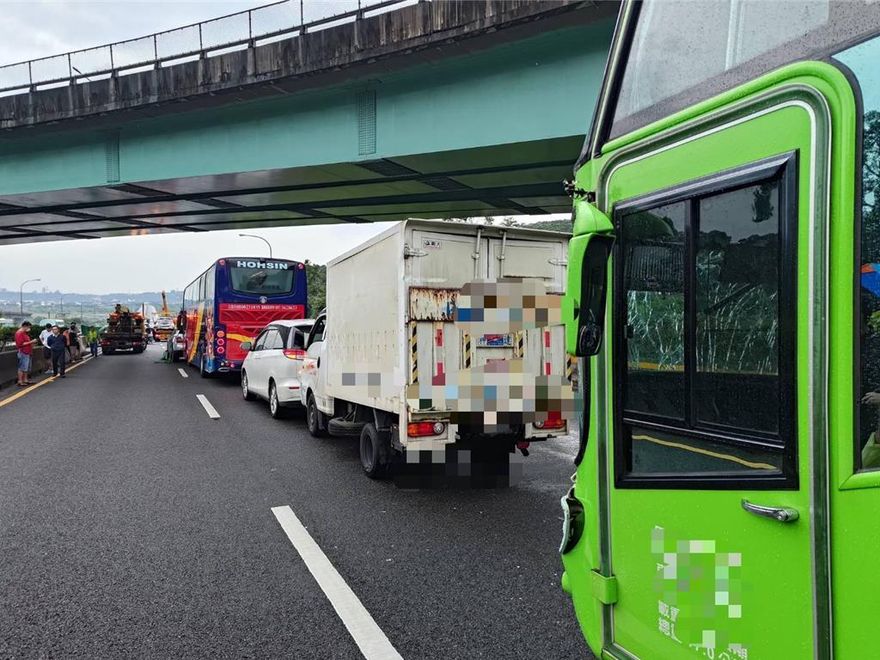 疑天雨路滑！國1三義段11大小車連環撞　幸無人傷亡