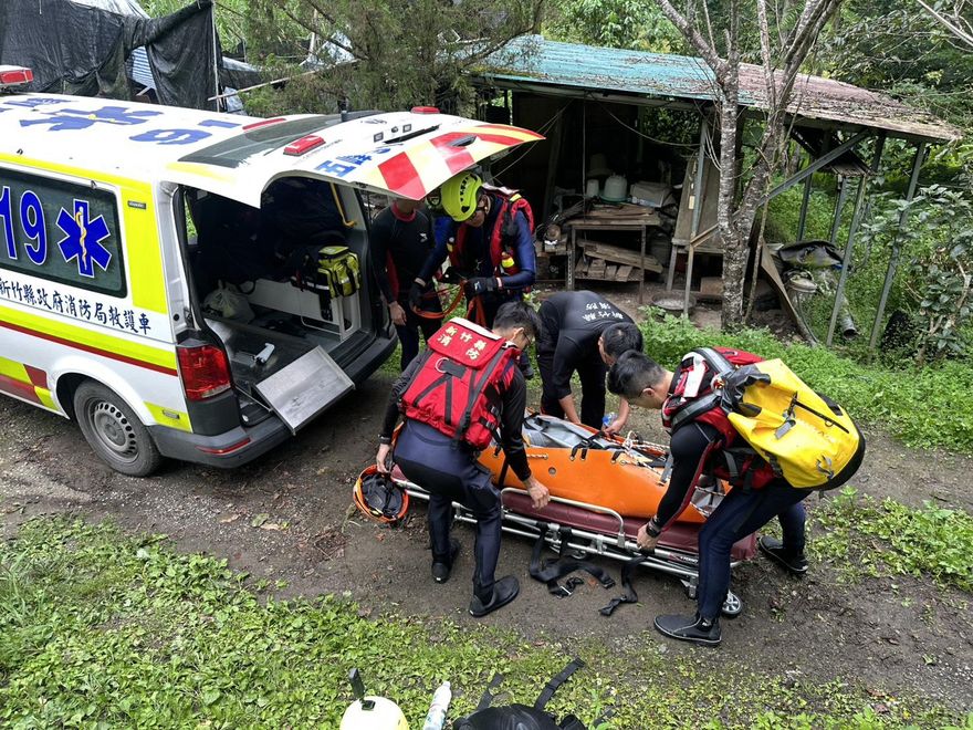 影/又是翻滾流！新竹雙龍瀑布溯溪團　45歲教練溺水送醫亡