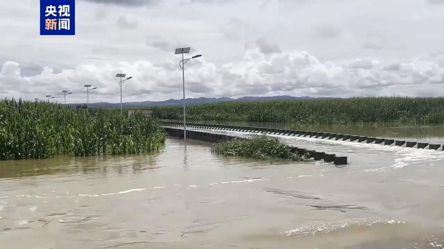 雨彈狂炸！山西貨櫃車撞廂型車釀6死8傷　中巴疑遭洪水沖走