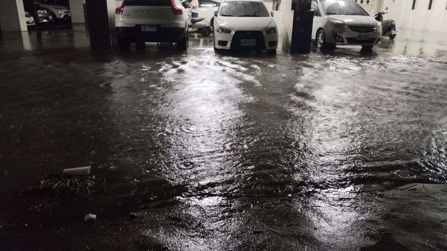 雷雨南下狂轟！台中大甲下到淹水　居民被迫漏夜移車