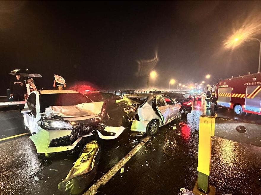 救不回來！國1銅鑼段「9車追撞」孩童夾困、1女慘死