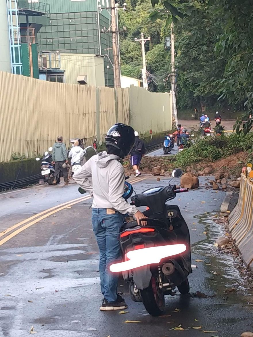 影/哀號！苗栗大雨、台6線落石　上班族「扛機車」越泥流