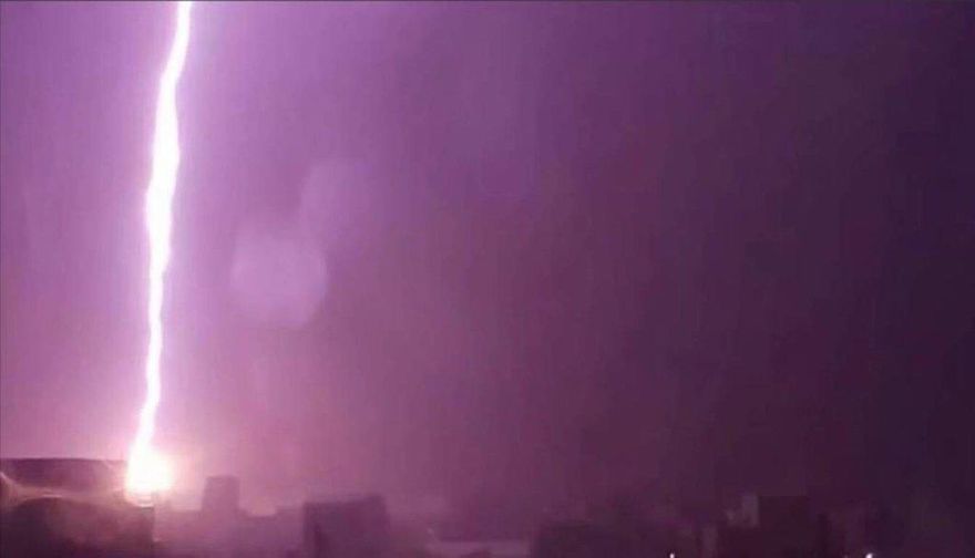 影/ 低壓帶線狀對流　澎湖深夜驚現雷雨閃電照亮天際