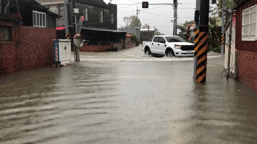 豪雨狂炸「水淹過軌面」　台鐵「後壁站-新營站」單線通行