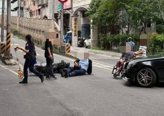 影/扯！新北74歲賓士翁撞人　出事後「外傭推輪椅扶下車」