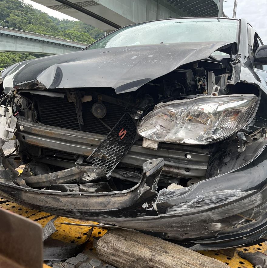 影/五楊高架遊覽車鬼切！小車閃避自撞甩180度　安全帶救命