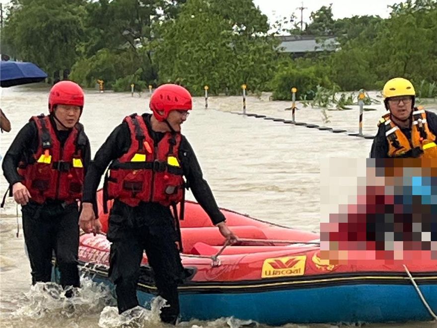 上班驚魂！嘉義大量洪水淹上橋　50歲男棄車爬樹逃生