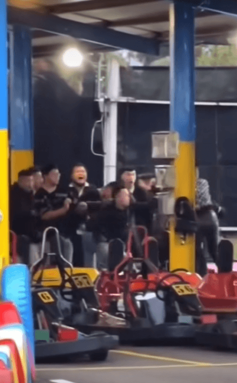 「玩碰碰車」也能爆行車糾紛！多人安全帽互毆　畫面曝光