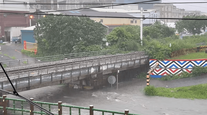 花蓮也淹水了！社群平台通報：德安一街地下道水淹半身高