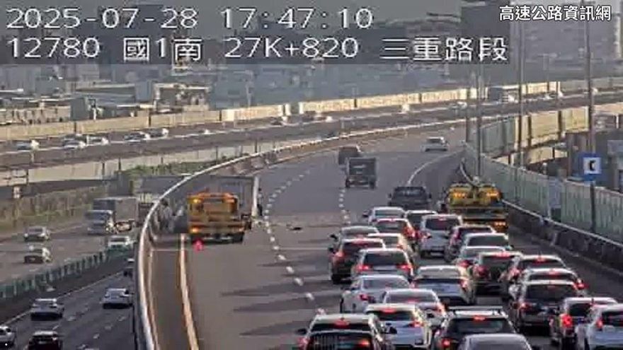快改道！國一汐五高架6車連環撞　「車頭翻轉180度」紫爆回堵
