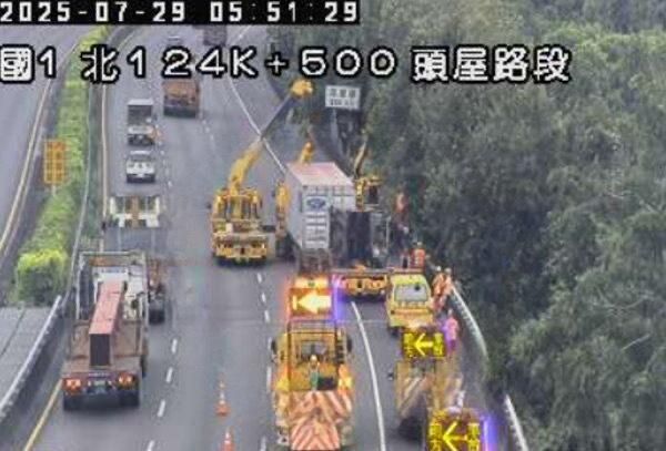 情況一度緊急！國1嚴重車禍「聯結車追撞翻覆」