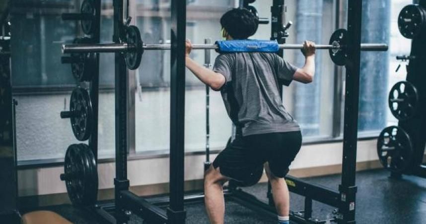 健身男吃半個月蛋白粉突全身無力　檢查竟是「肝衰竭」