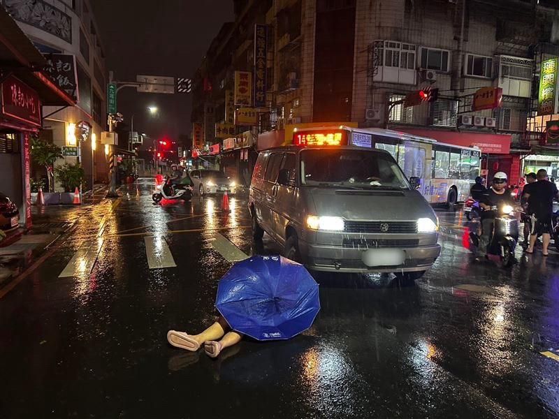 爛！新北惡駕駛撞倒女行人　下車查看後「徒步落跑」