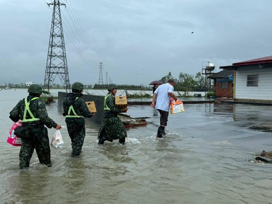豪雨造成南台灣淹大水　第8軍團送熱食、協助居民撤離